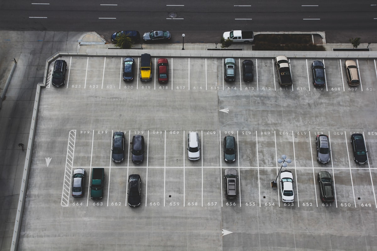 Gepflegter Parkplatz mit klaren Stellplatzmarkierungen
